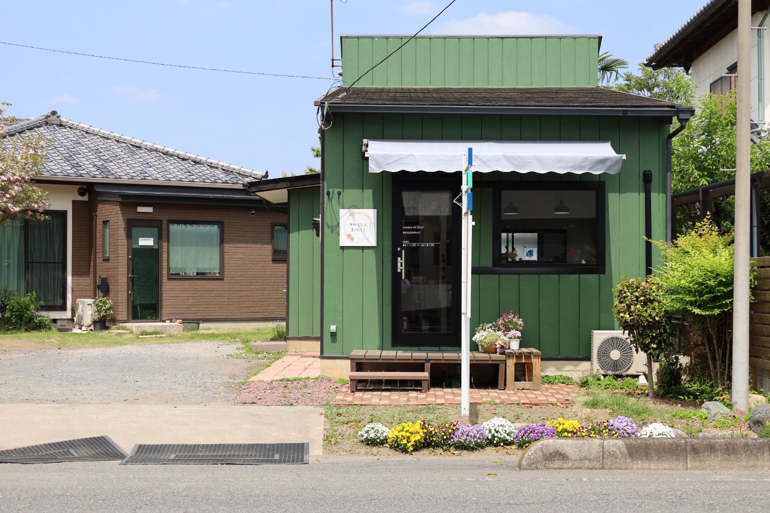 店舗左側の駐車スペース